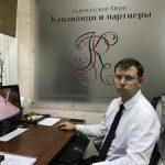 Поскользнулся на улице, на крыльце, в торговом зале, в бассейне